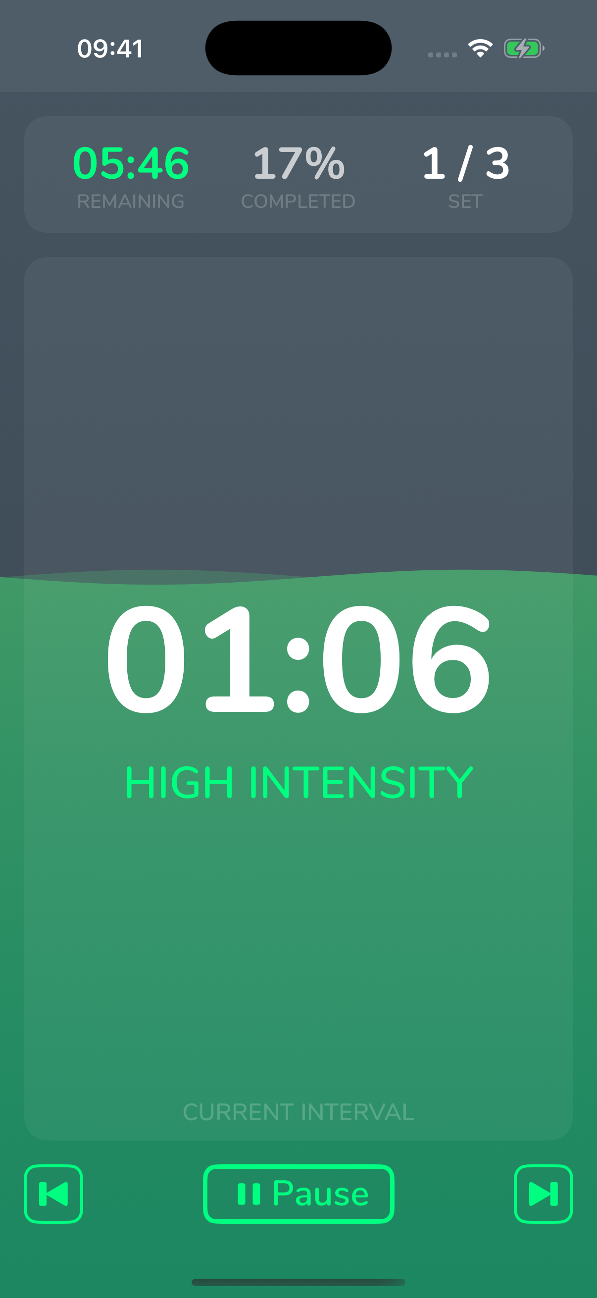 Cero simple timer on iPhone 17 Pro during a high-intensity interval, showing time remaining, progress, the current set, and its green wave